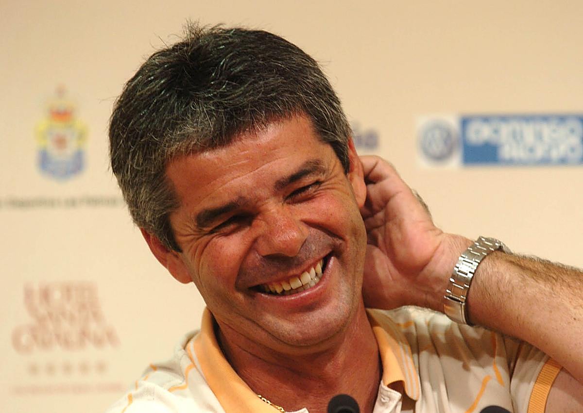 Imagen secundaria 1 - Arriba, Manuel Pablo, ahora entrenador del Fabril en A Coruña. Abajo a la izquierda, David Amaral en su etapa en la UD, y Tino Luis Cabrera, que probó fortuna en el Águilas de Murcia y la Balompédica Conquense. Ahora forma parte del staff técnico y deportivo del Betis. 