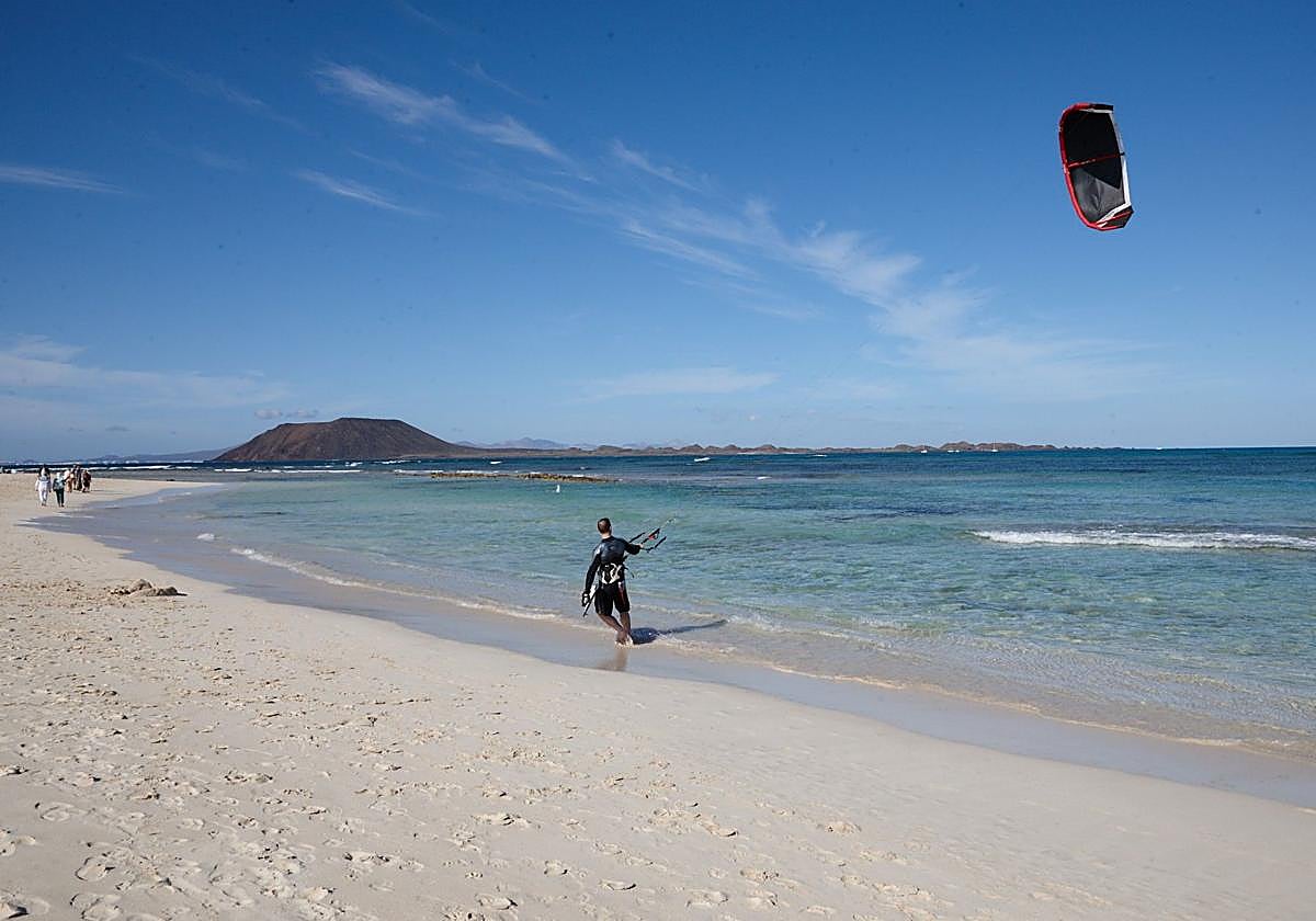 Deportista de kitesurf, en la playa del Pozo, en Corralejo, frente a la isla de Lobos.
