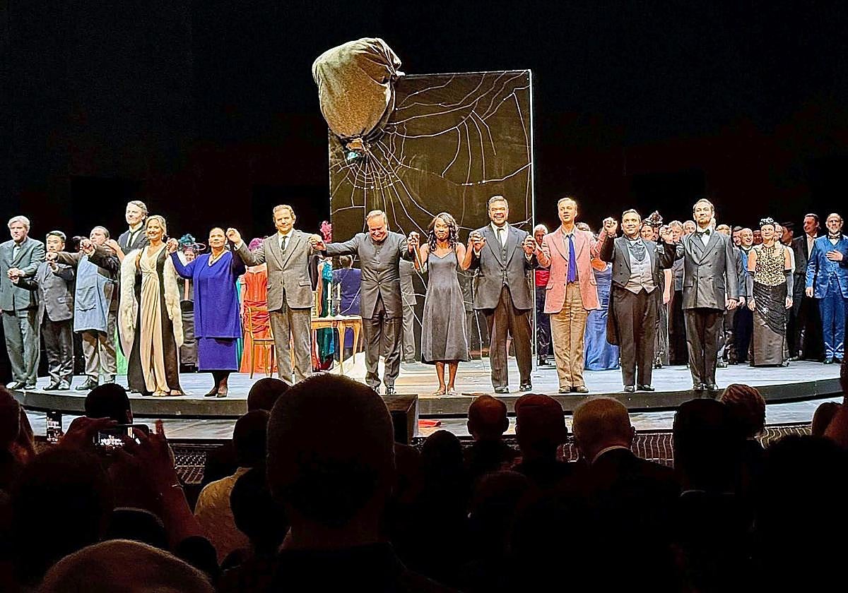 Chichon y el elenco de 'La Traviata' saluda tras un pase en Berlín.