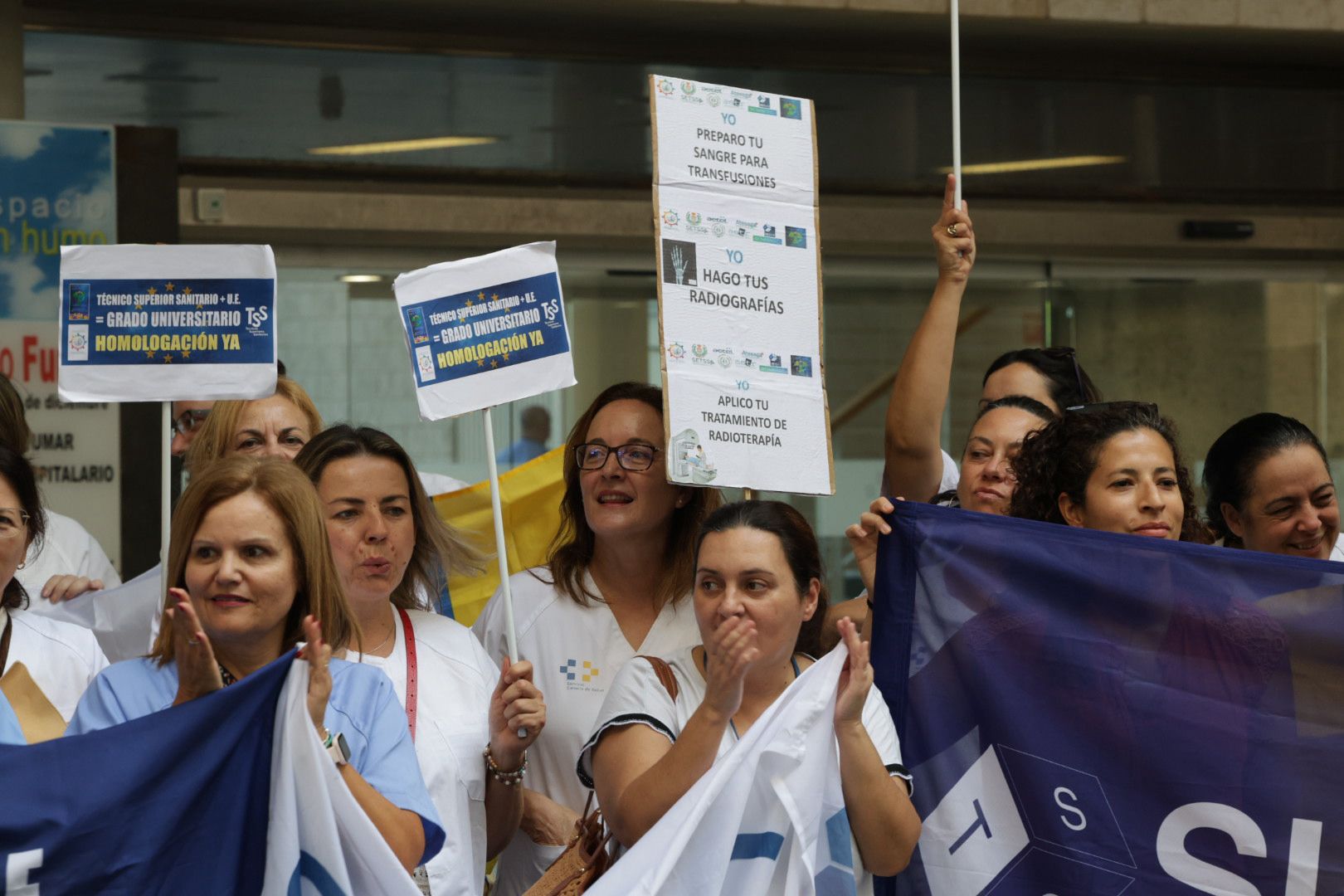 La huelga de técnicos superiores sanitarios en el Hospital Doctor Negrín, en imágenes