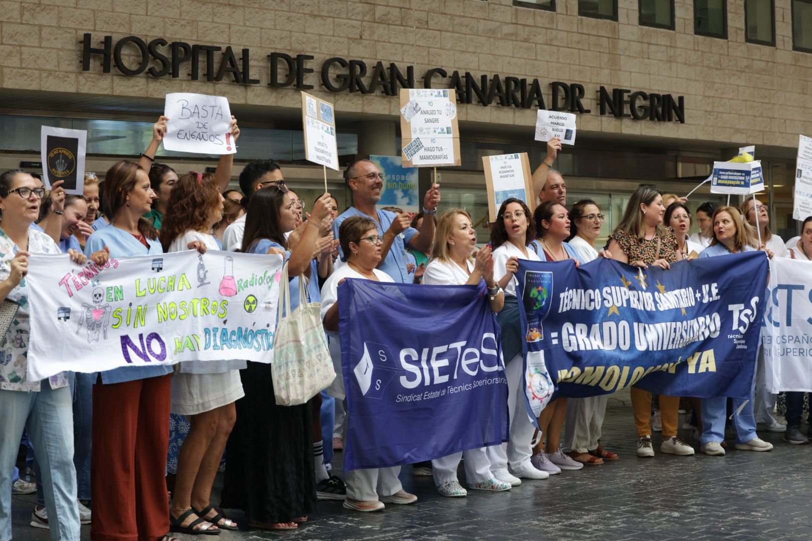 La huelga de técnicos superiores sanitarios en el Hospital Doctor Negrín, en imágenes