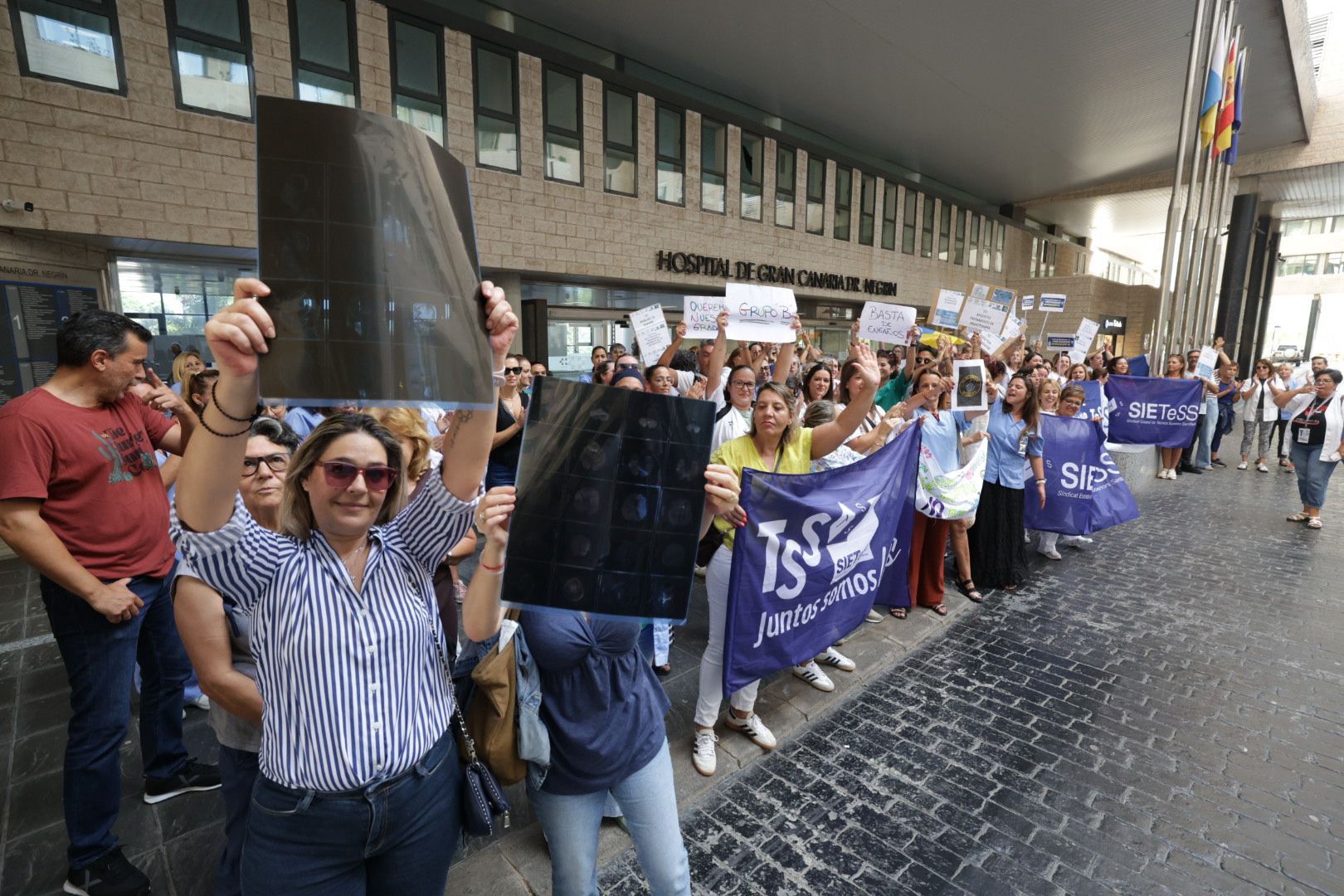 La huelga de técnicos superiores sanitarios en el Hospital Doctor Negrín, en imágenes