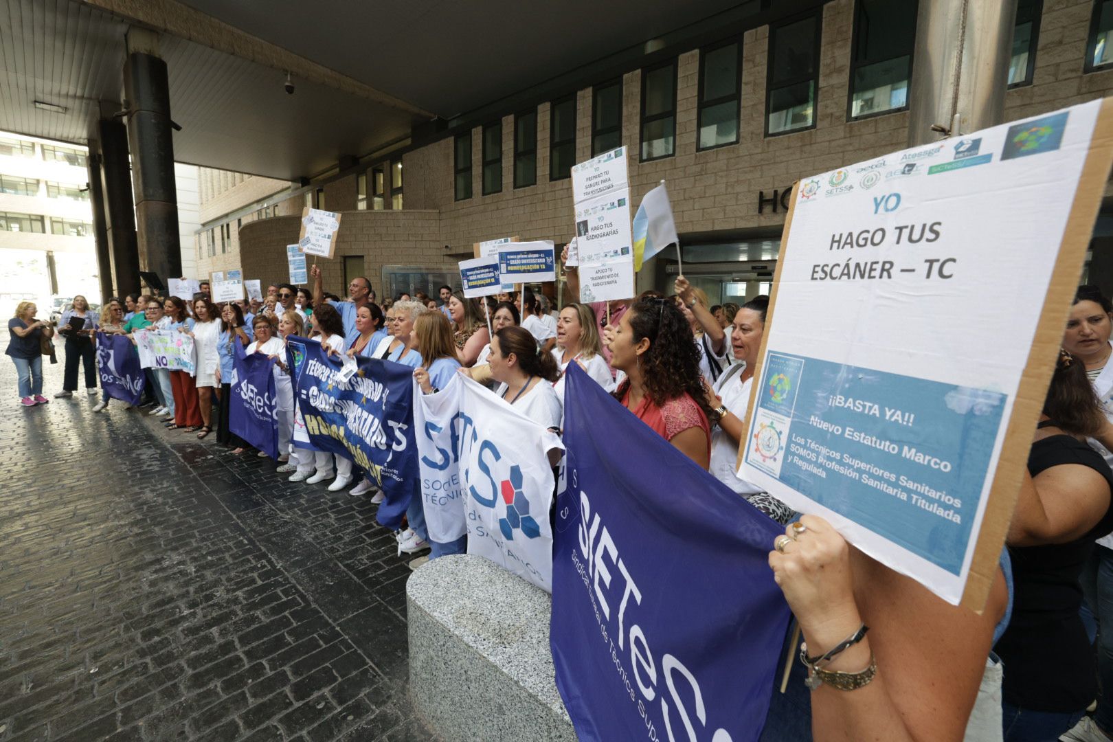 La huelga de técnicos superiores sanitarios en el Hospital Doctor Negrín, en imágenes