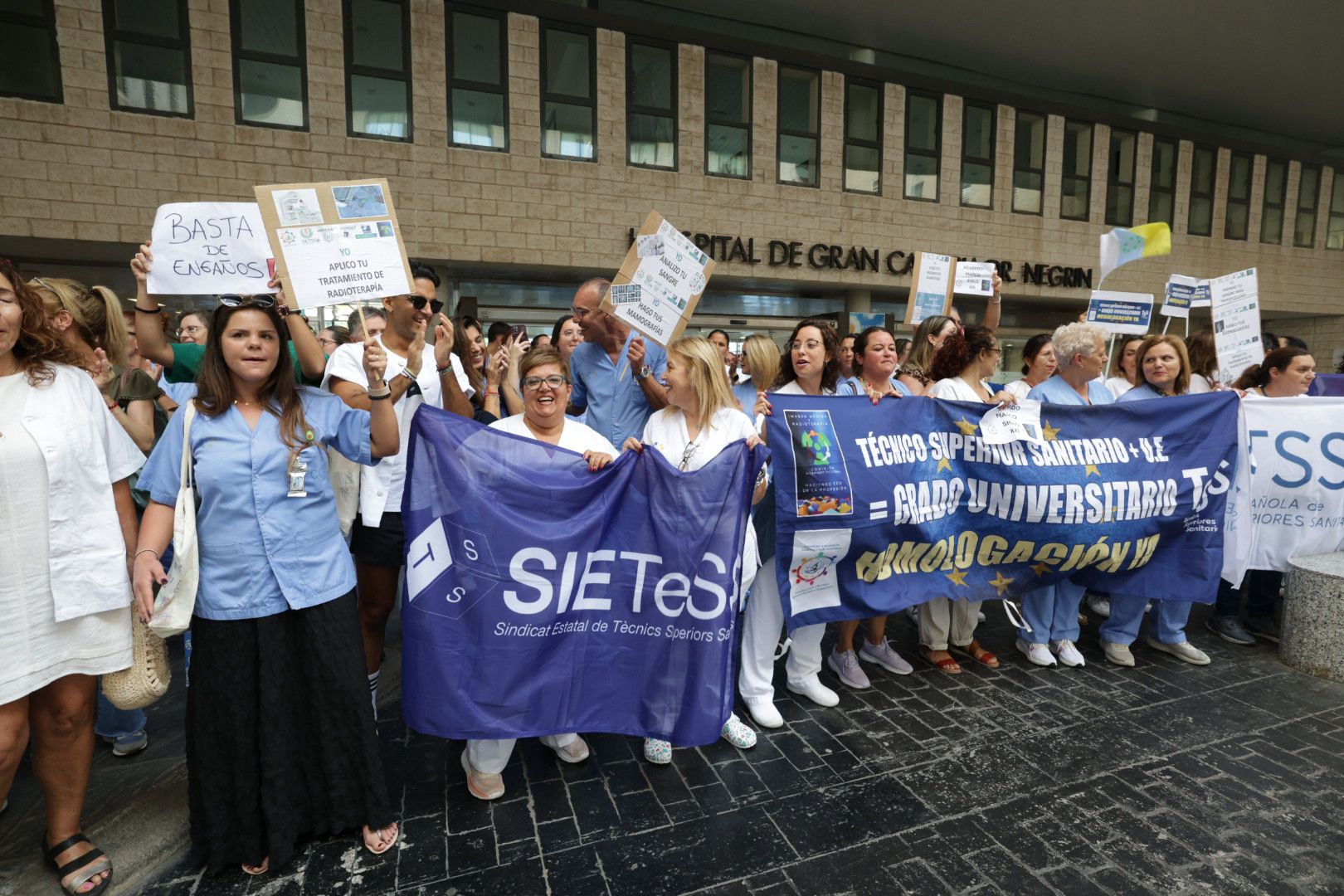 La huelga de técnicos superiores sanitarios en el Hospital Doctor Negrín, en imágenes