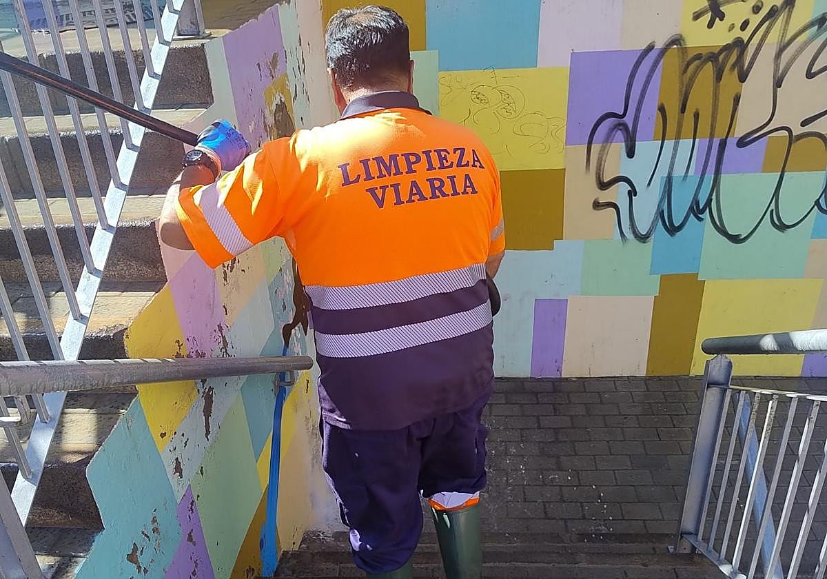 Un operario de Limpieza Viaria limpia unas escaleras en Las Palmas de Gran Canaria.