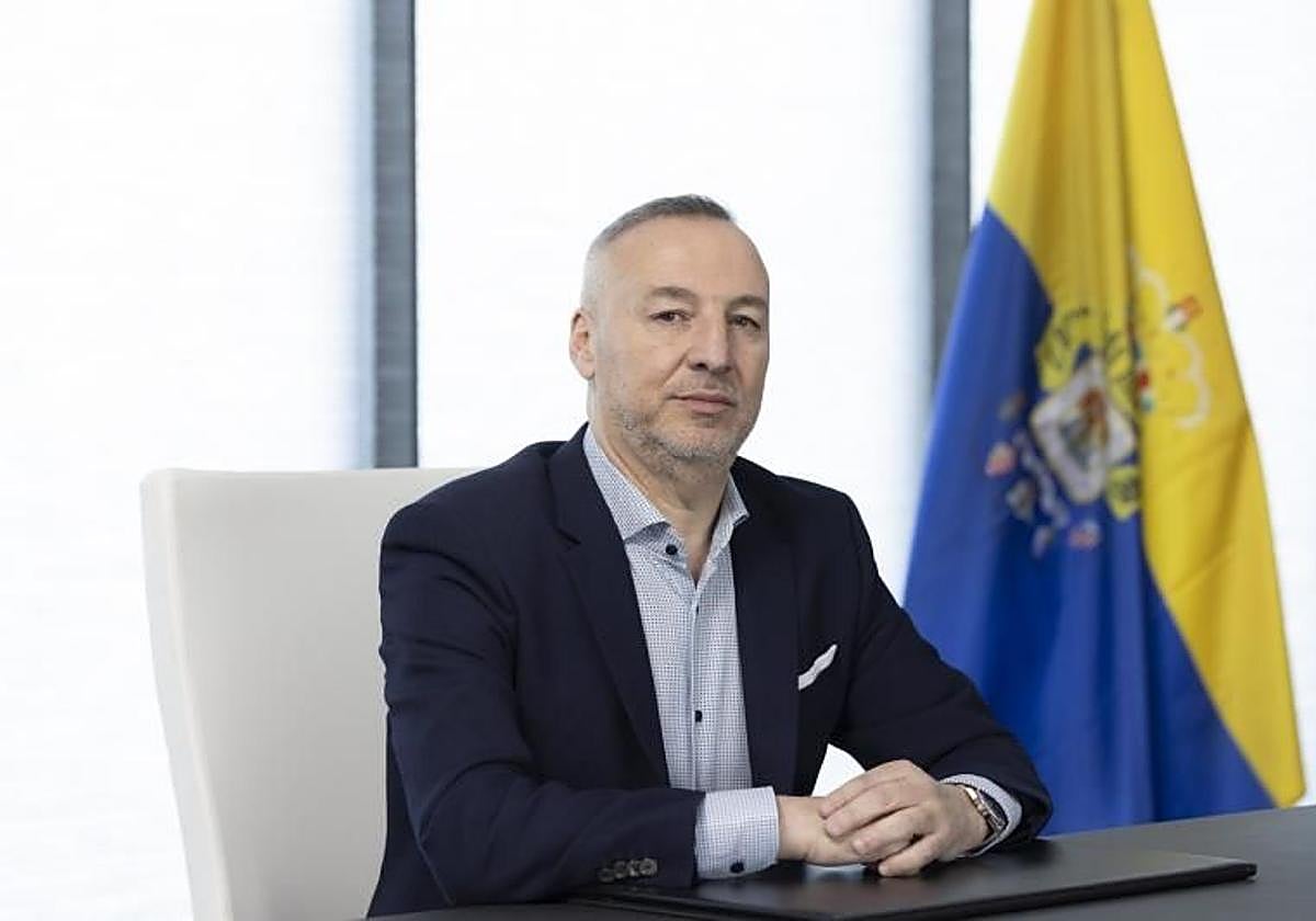 Posado de Miguel Ángel Ramírez en su despacho profesional.