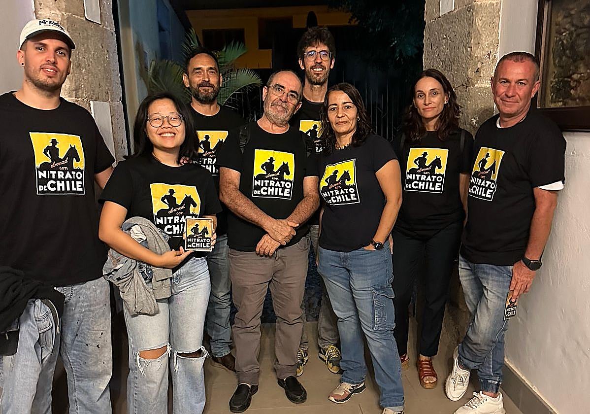 Miembros de Insula Signa con las camisetas con la imagen del mural durante las jornadas.