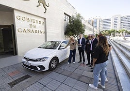 El coche con el que se desarrollará el proyecto 'Mejora', este martes, en la puerta de la sede de la Presidencia del Gobierno de Canarias.
