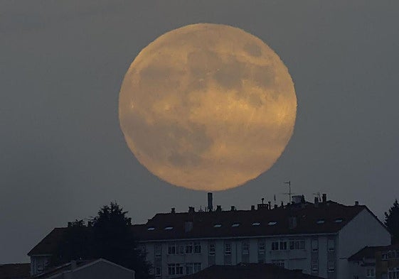 Foto de archivo de la mayor superluna de 2024 vista desde Santiago de Compostela.