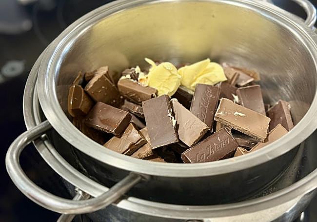 Dispondremos en el caldero superior los chocolates y la mantequilla