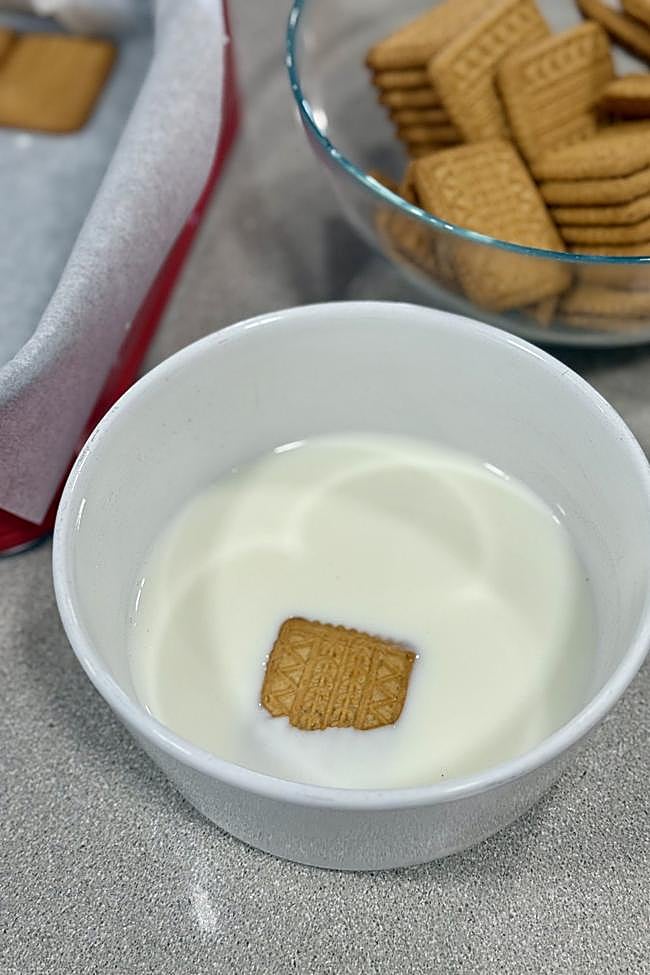 Remojamos las galletas en la leche