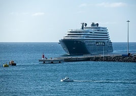 Crucero de lujo llegado el lunes a las aguas de Arrecife.