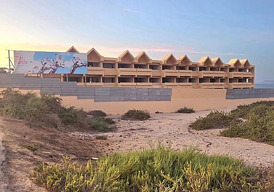 El PP califica al antiguo complejo turístico de «esqueleto de hormigón», situado a la puerta de entrada a Corralejo.