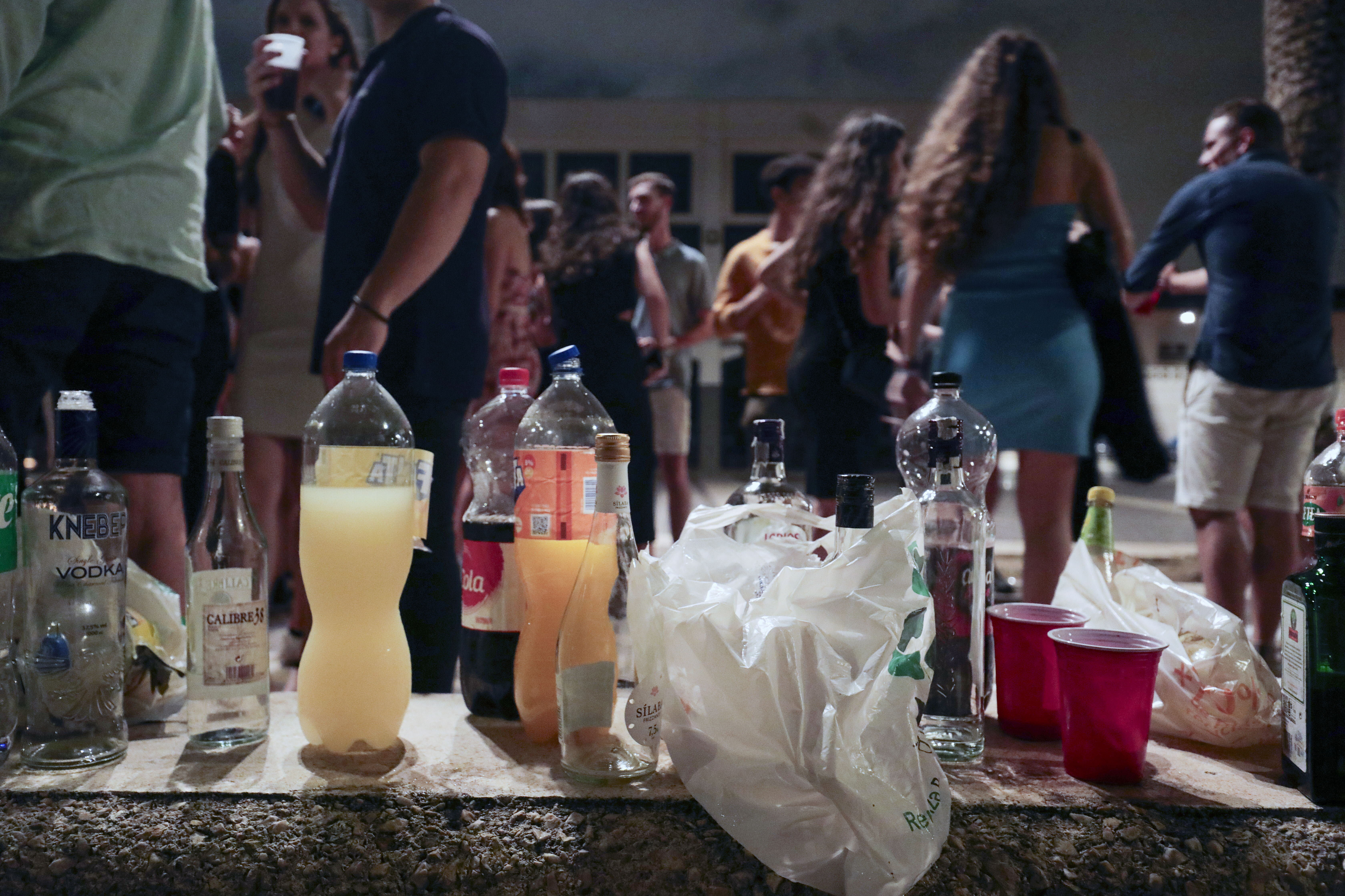 Foto de archivo de jóvenes en un botellón.