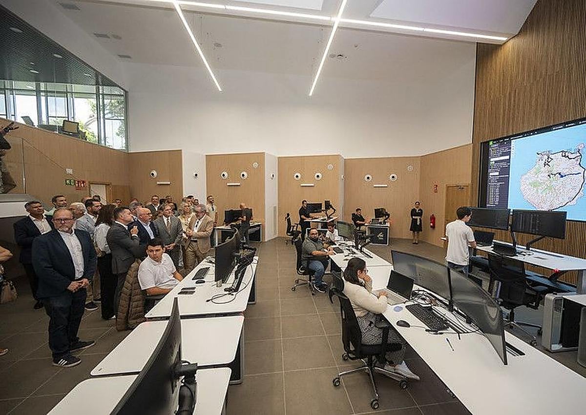 Imagen secundaria 1 - Corte de cinta inaugural, visita a la sala principal del centro y nuevo aparcamiento. 