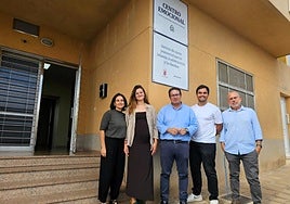 El alcalde David de Vera, con las trabajadoras y trabajadores del nuevo servicio.