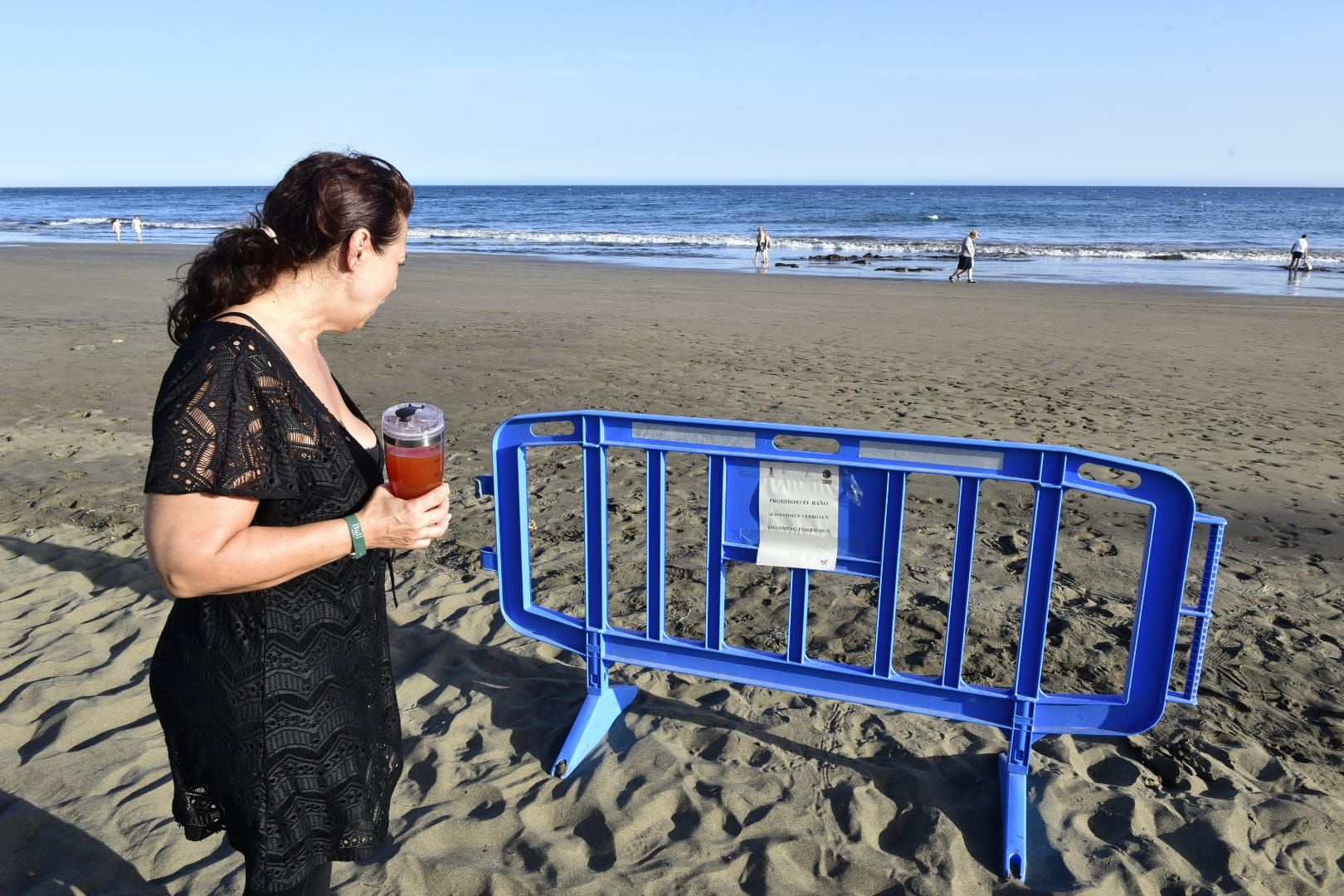 Vallas de prohibido el baño en la playa de San Agustín.