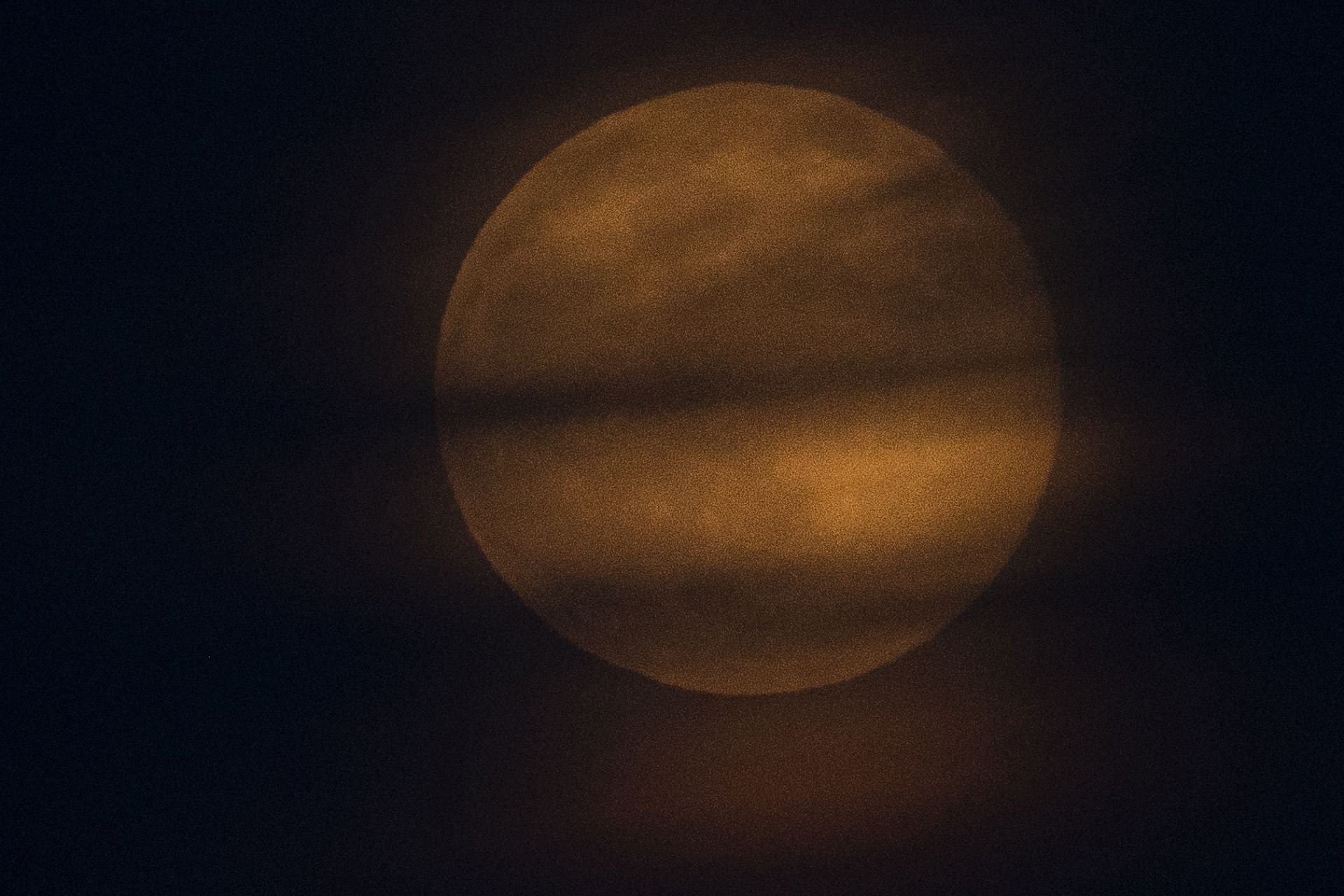 Así brilla la superluna en el cielo de Gran Canaria