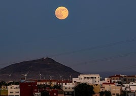 La mayor superluna del año vista desde Gran Canaria.