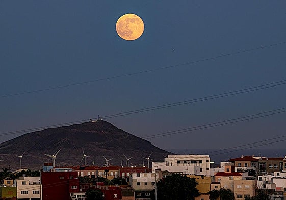 La mayor superluna del año vista desde Gran Canaria.