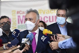 Torres, flanqueado por Conrado Domínguez y Blas Trujillo, en una visita a Infecar en plena campaña de vacunación.