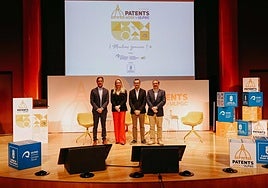 Foto de familia de autoridades en el acto inaugural.