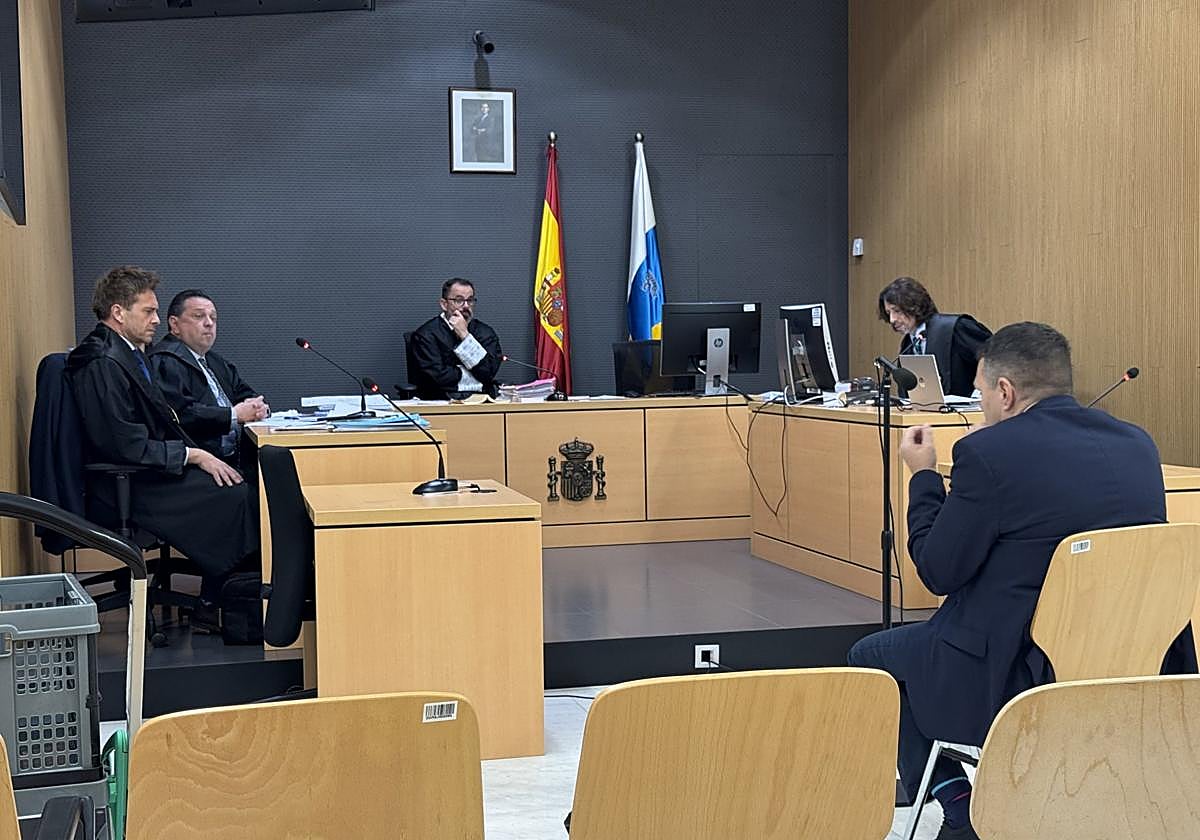 El condenado, de espaldas, durante el juicio.