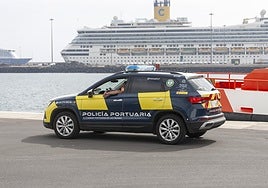 Agentes portuarios en un servicio en Arrecife.