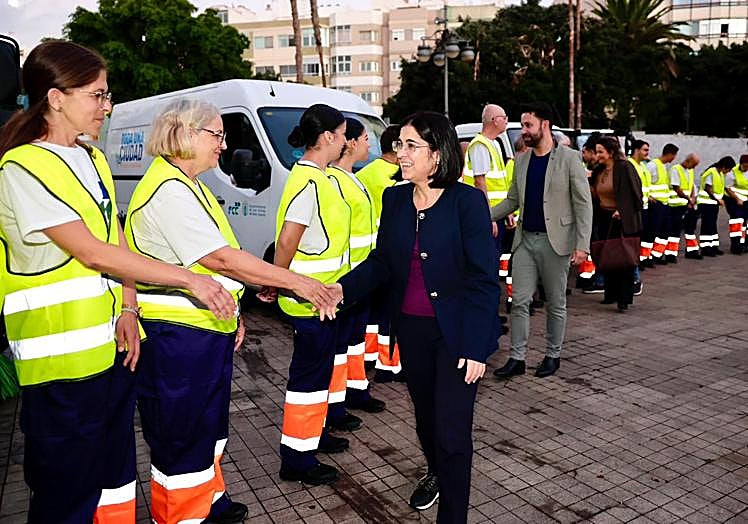 La alcaldesa de Las Palmas de Gran Canaria, Carolina Darias, saluda a los nuevos operarios de Limpieza.