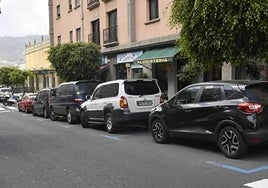 Vehículos estacionados en zonas azules en Arucas.