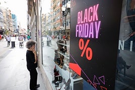 Imagen de un escaparate dell Black Friday en 2024.