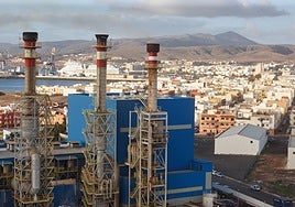 Tres de las chimeneas de la central eléctrica que abastece a toda Fuerteventura y que se localiza en el barrio capitalino de El Charco.