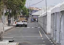 Montaje de las carpas en la Avenida Carlos V, este jueves.