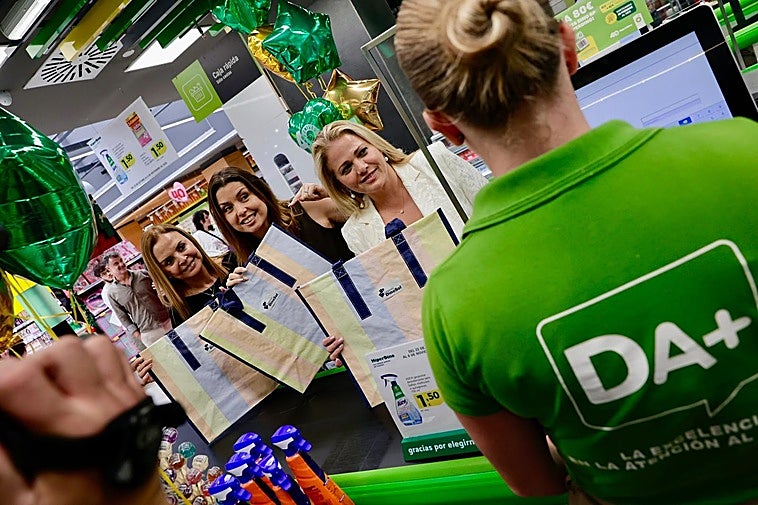 De izquierda a derecha, Elena Ojeda, Cristina Ramos y Davinia Domínguez, durante la presentación de La Bolsa Solidaria este jueves.