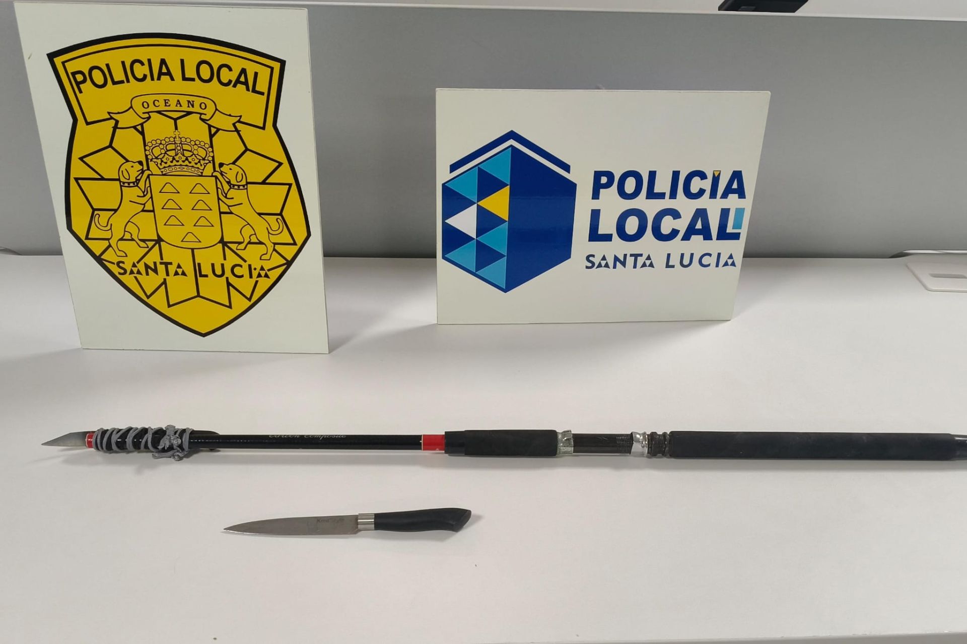 Armas blancas incautadas al individuo, con las que intentó agredir a los agentes.