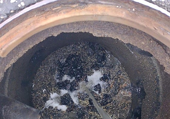 Imagen de la obstrucción de materiales de obra en la red de saneamiento.