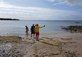 Socorrista en la mañana del jueves advirtiendo a bañistas para que no entraran al mar.