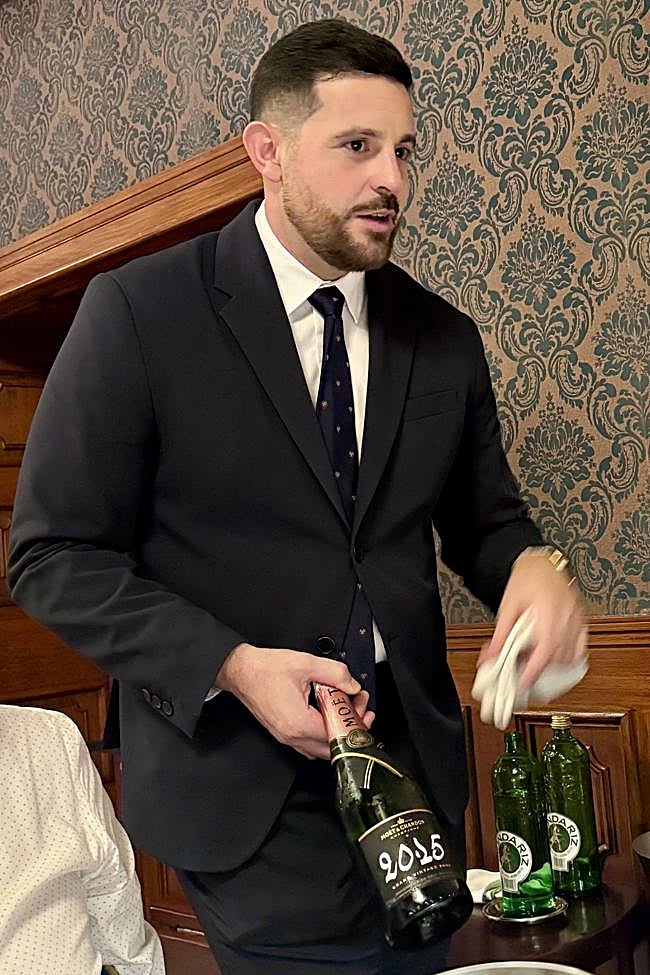 Rafael Hurtado, jefe de sala y sumiller de Poemas by Hermanos Padrón