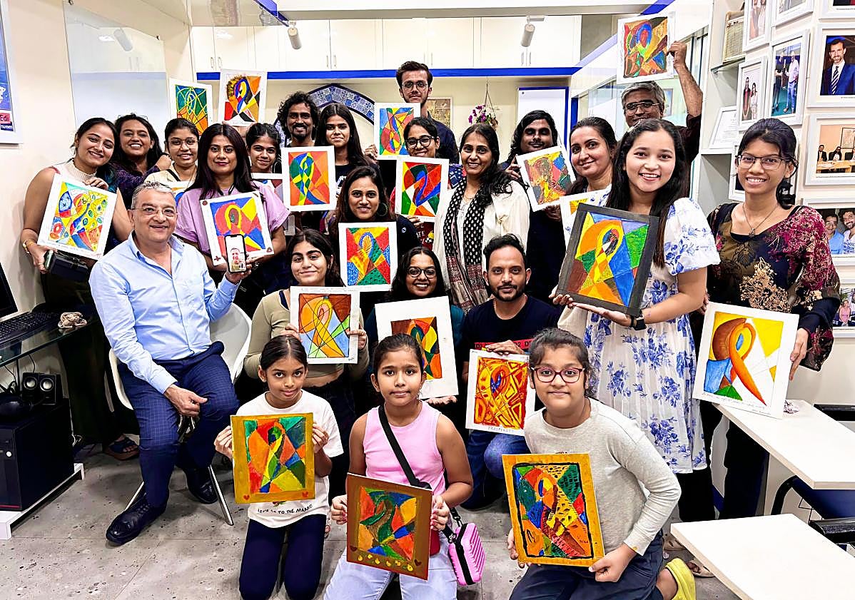 Imagen principal - Dinesh Govindani (sentado) con un grupo de alumnos y distintos momentos de las clases. 