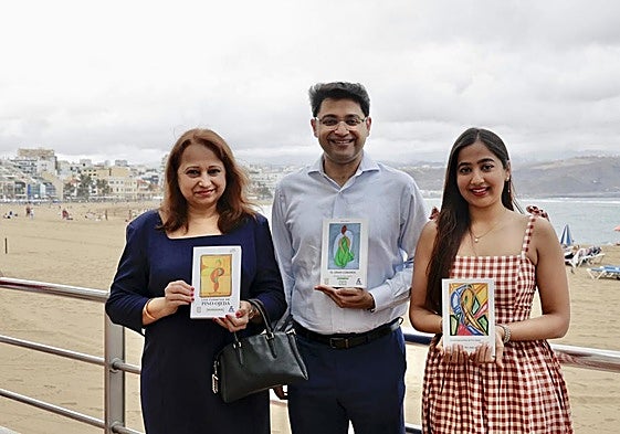 Twinkle y Navin Govindani posan junto a su madre, Vidya, en la playa de Las Canteras.