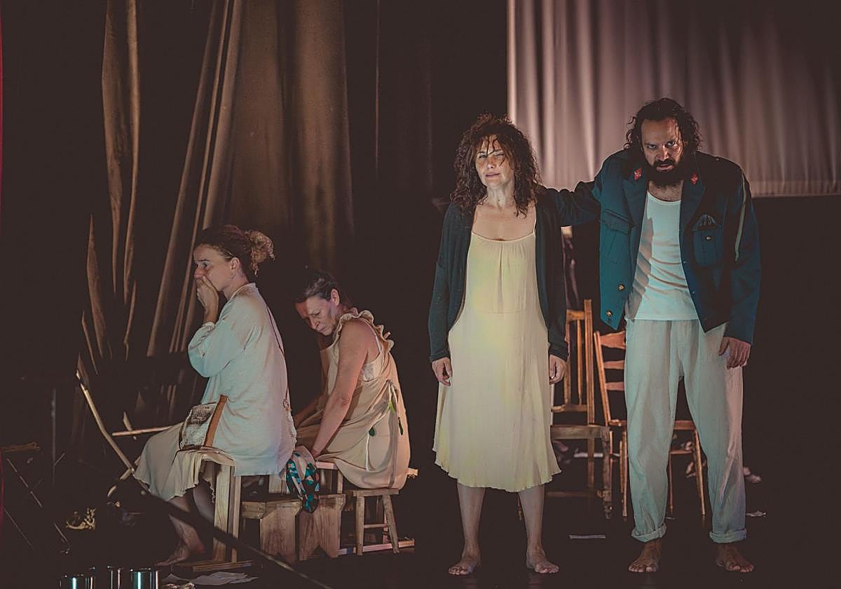 De izquierda a derecha, Aranza Coello, Cristina Hernández, Sigrid Ojel y Eduardo Feria, en un ensayo de 'La Tuerta'.