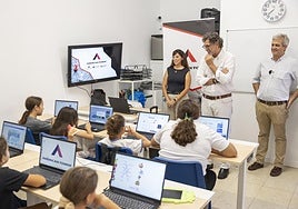 Imagen de los vecinos en uno de los talleres y cursos gratuitos.