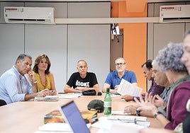 Reunión del comité de empresa de Recogida con los concejales del PP Jimena Delgado-Taramona e Ignacio Guerra.