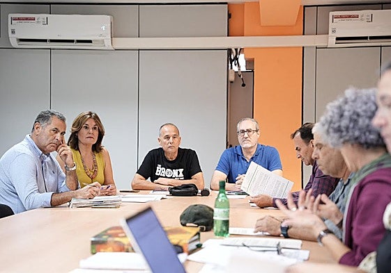 Reunión del comité de empresa de Recogida con los concejales del PP Jimena Delgado-Taramona e Ignacio Guerra.