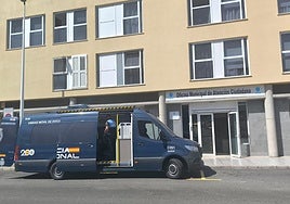 La Unidad Móvil del DNI junto a la Oficina de Atención Ciudadana.