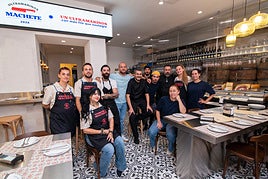 Kike Espino (centro) junto a su equipo en su nuevo local, Machete.