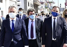 Visita al Puerto. Ábalos se desplazó a la isla y visitó el Puerto en compañía de Torres y Luis Ibarra, además del ministro Escrivá.