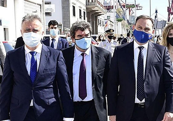 Visita al Puerto. Ábalos se desplazó a la isla y visitó el Puerto en compañía de Torres y Luis Ibarra, además del ministro Escrivá.