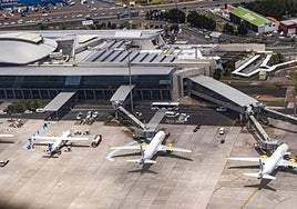 Un aeropuerto tinerfeño fue uno de los espacios de la ruta del virus rastreada por Salud Pública.