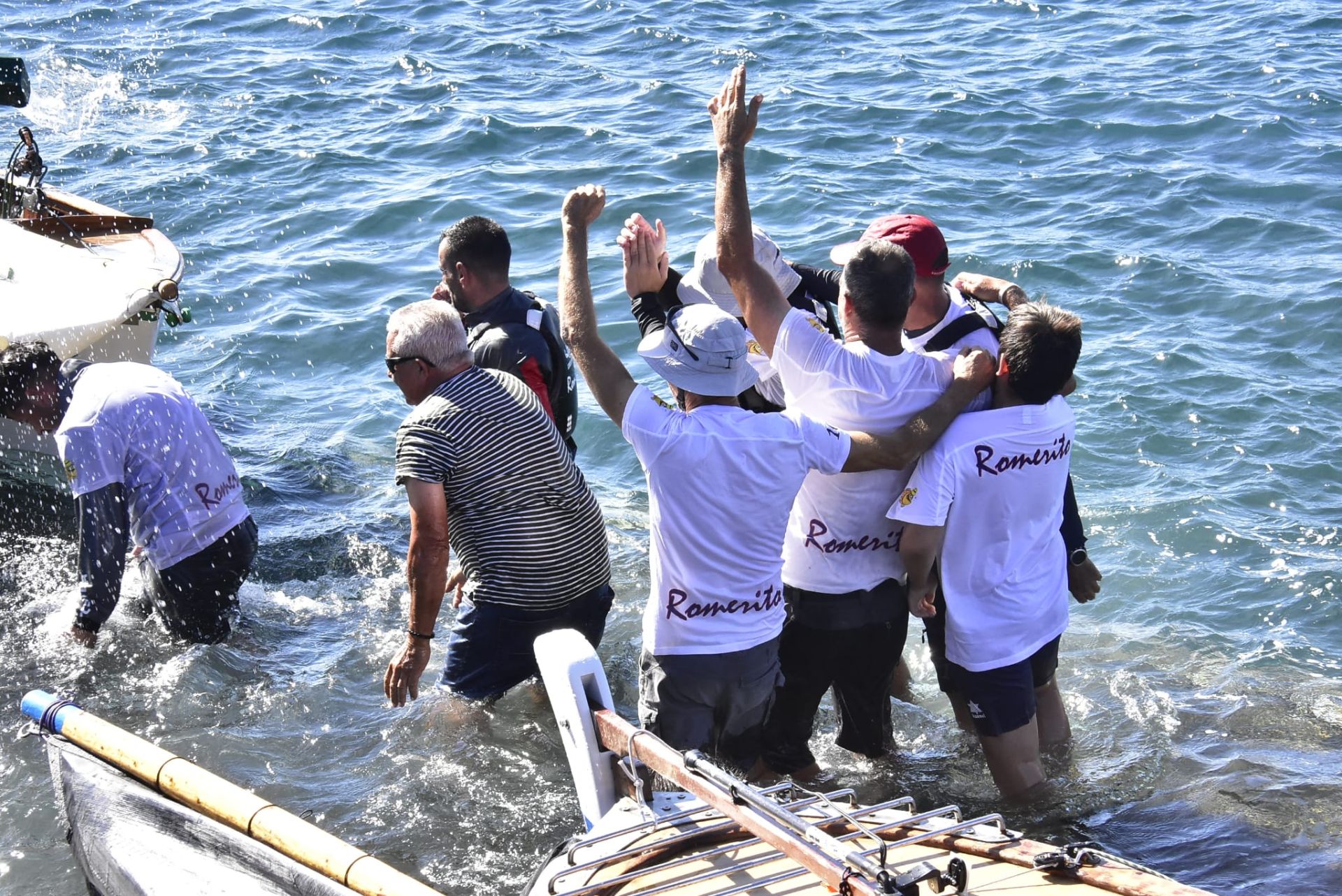 Los tripulantes del Romerito celebran el título.